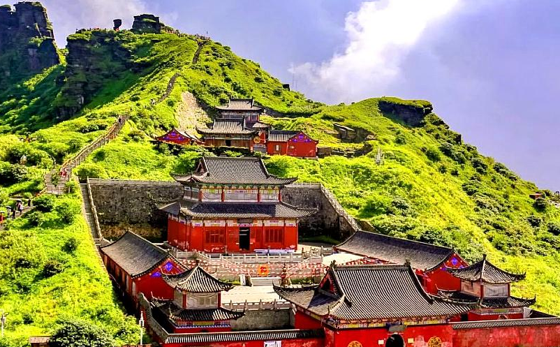 旅游景區(qū)網(wǎng)絡(luò)營(yíng)銷(xiāo)傳播信息的速度非?？?/></p><p>　　因?yàn)榫W(wǎng)絡(luò)傳播信息的速度非常快，所以旅游企業(yè)主要在網(wǎng)絡(luò)上發(fā)布關(guān)于旅游的信息，在一天之內(nèi)，就會(huì)被全世界各地的人們看到并有所了解，而游客也可以很輕松的找到適合自己的旅游線路及旅游產(chǎn)品，最終不斷擴(kuò)大旅游企業(yè)的市場(chǎng)份額。</p><p>　　<span style=